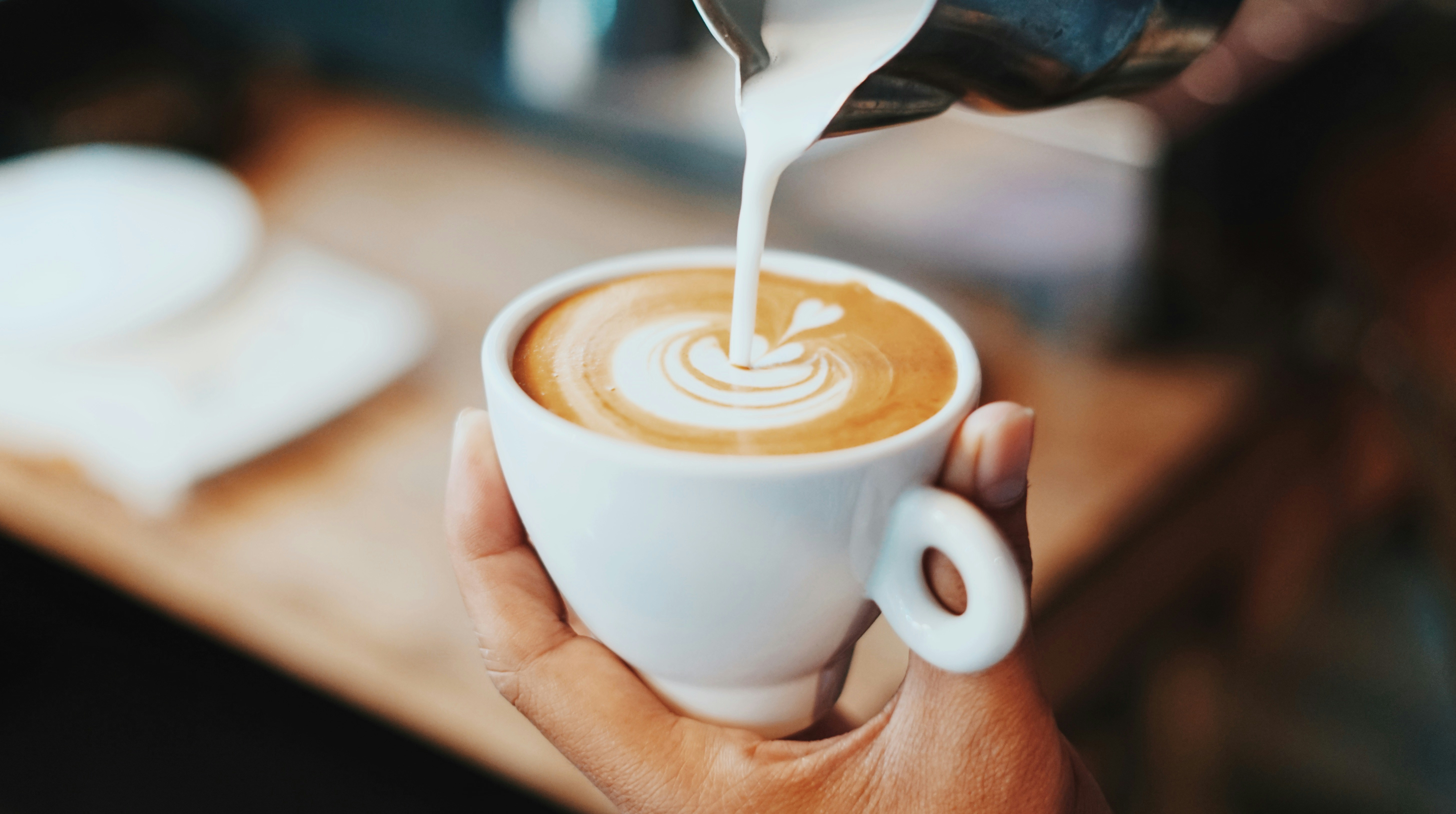 Café Espresso con leche preparado a mano