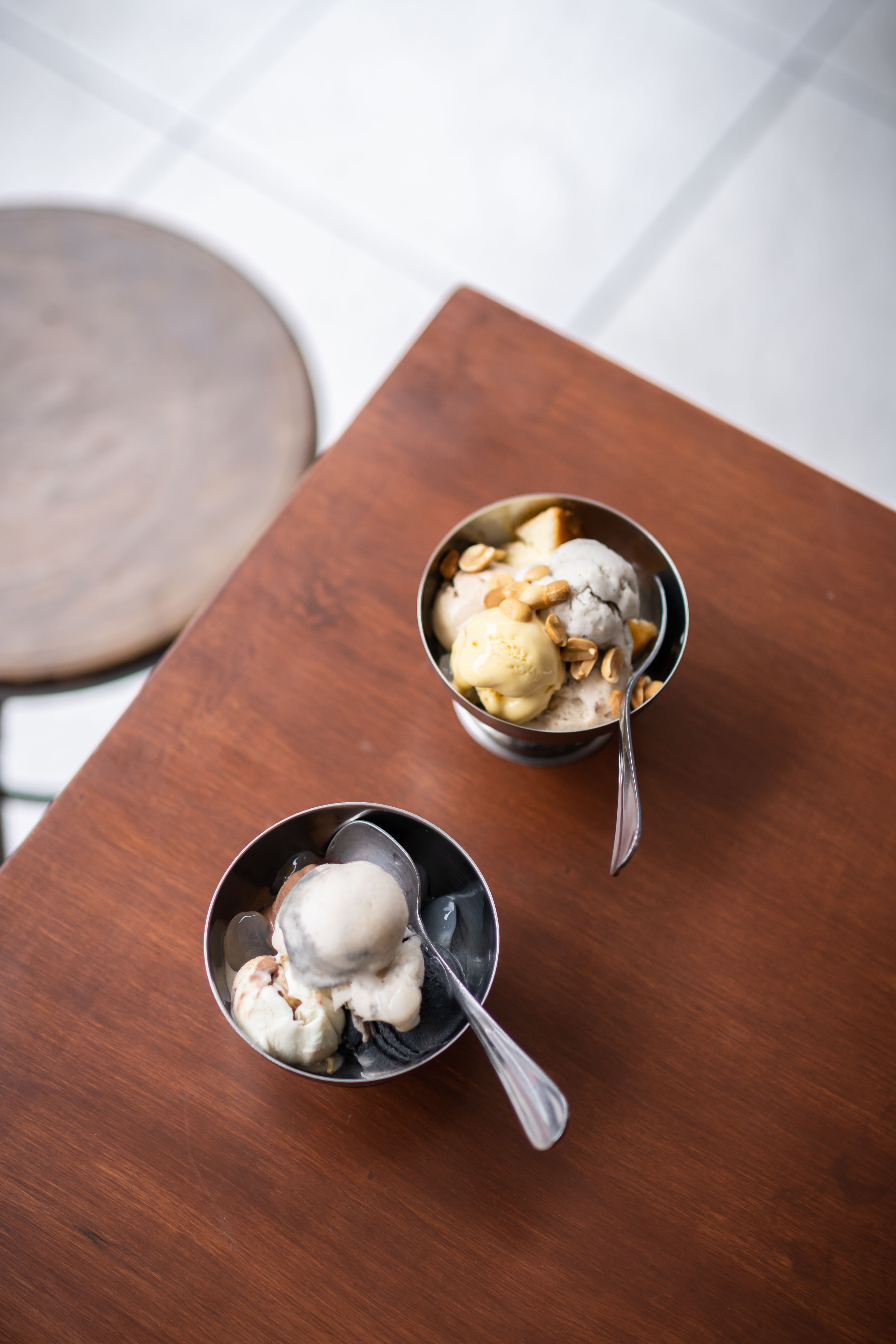 Copas de helado casero servidas en una mesa de madera